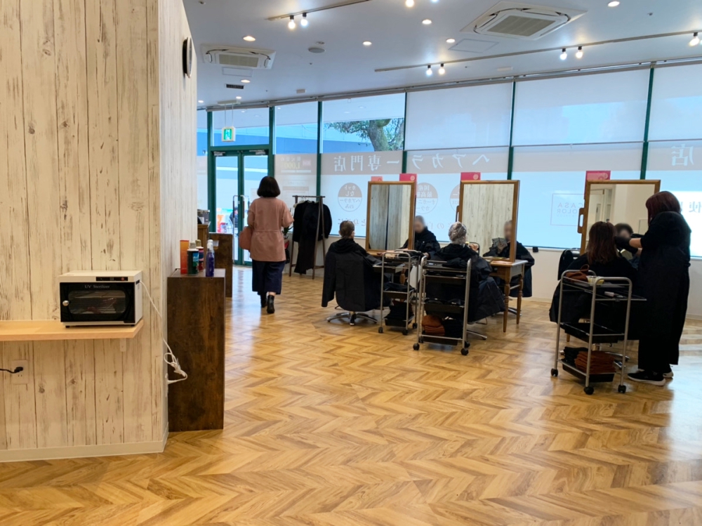 JR日豊本線【中津】駅バス15分!商業施設内、カラー専門店居抜き物件