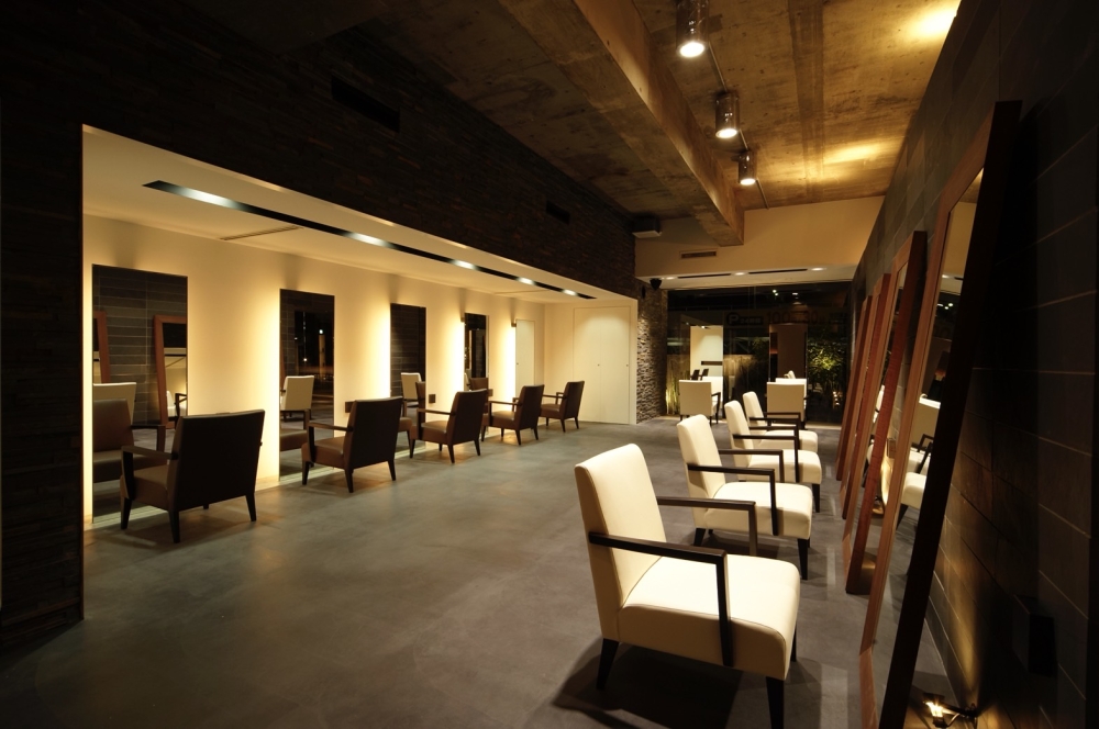 阪急宝塚線【川西能勢口】駅徒歩３分！豪華内装、１階路面！美容室居抜き物件
