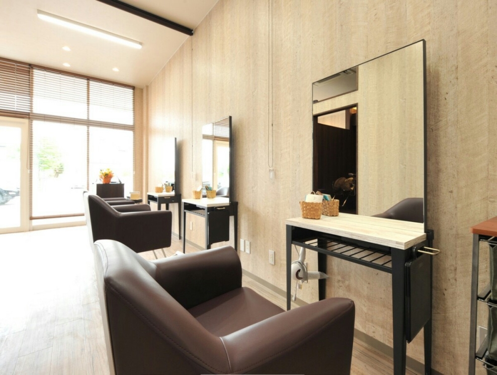 東武伊勢崎線【伊勢崎】駅バス１０分！１階路面、美容室居抜き物件