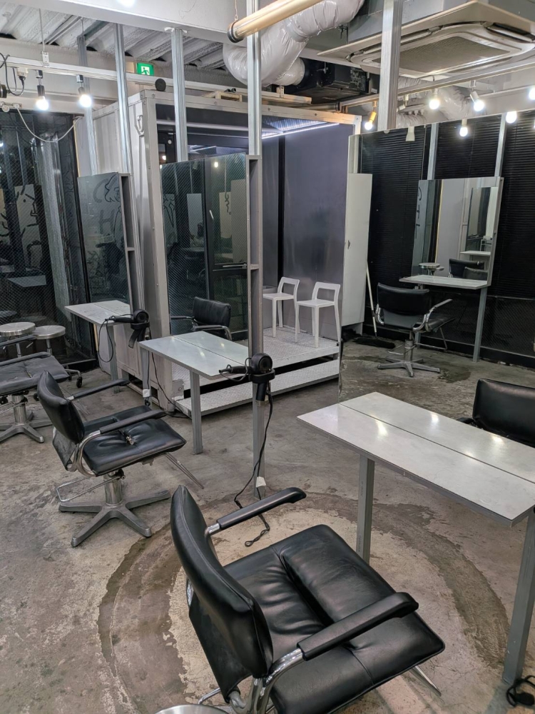 東京メトロ千代田線【明治神宮前】徒歩５分！１階路面好立地、美容室居抜き物件